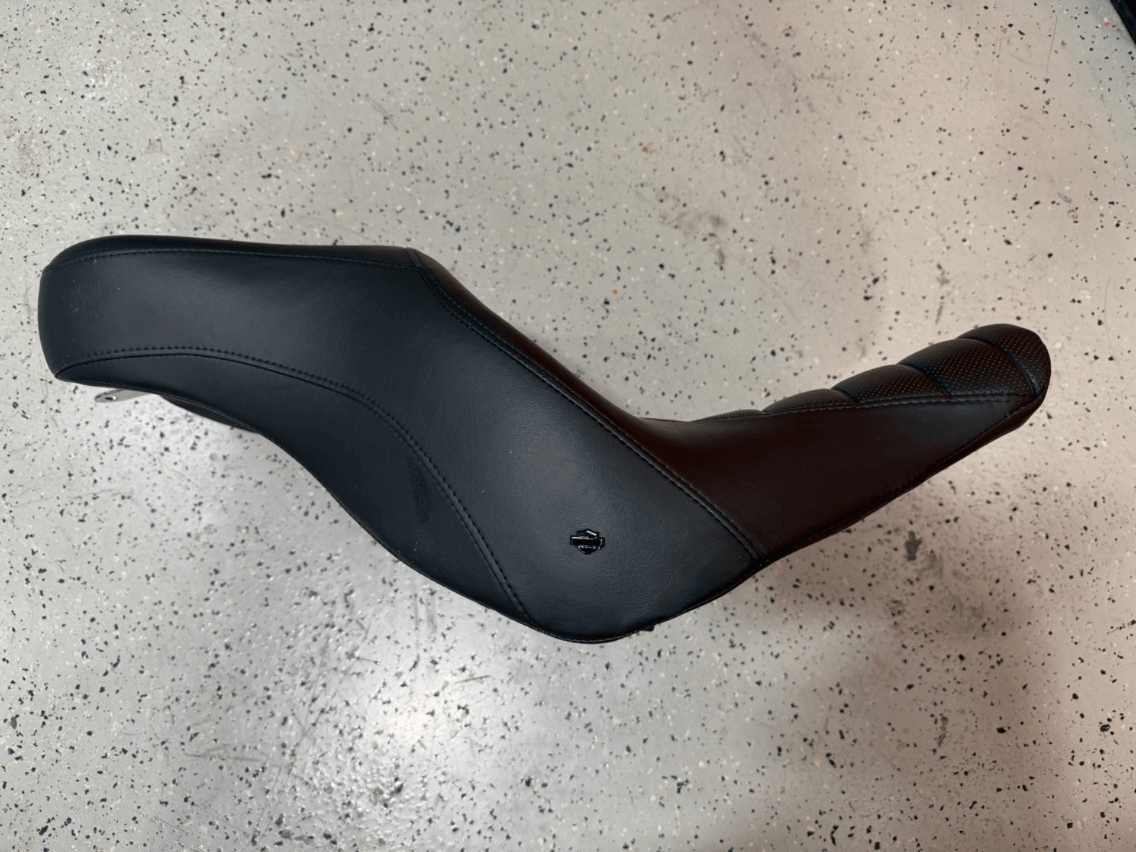 Harley-Davidson Genuine Sundowner Seat – Softail - Image 4